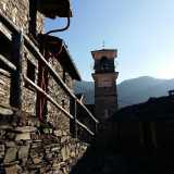 Anche in un agglomerato di case cos� ridotto c'� spazio per un edificio sacro: la chiesa di San Martino e Barnaba, contraddistinta da una meridiana color porpora